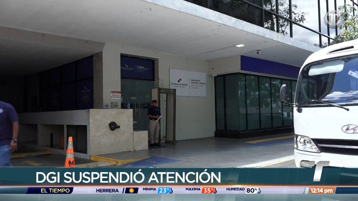 Authorities and emergency personnel outside the DGI office building on Avenida Balboa in Panama City during an inspection