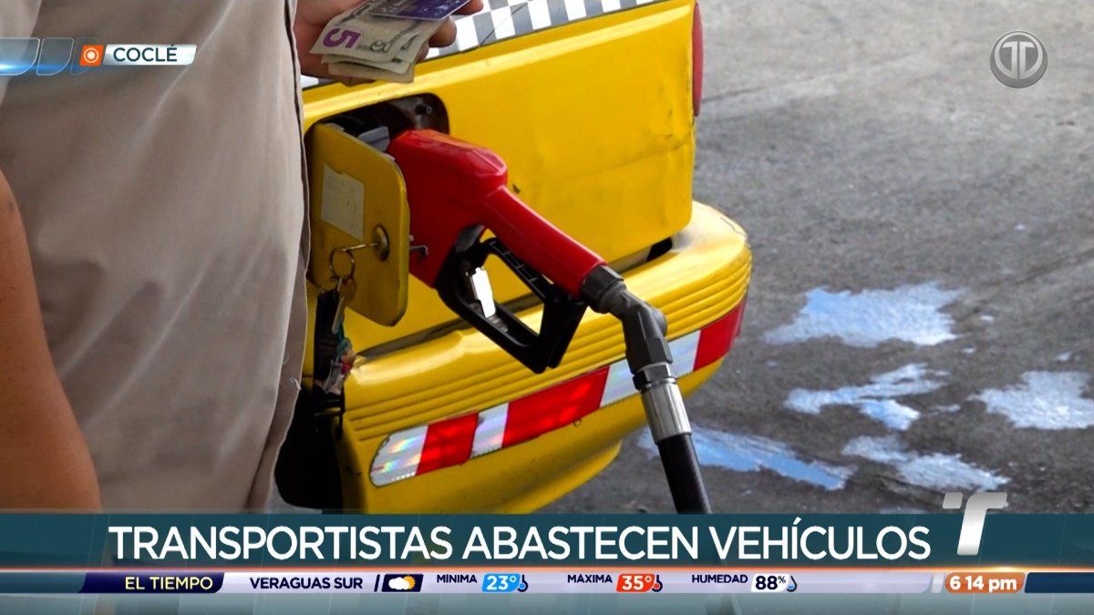 Transport vehicles at a fuel station in Coclé with pumps and motorists refueling under Panama's fuel subsidy