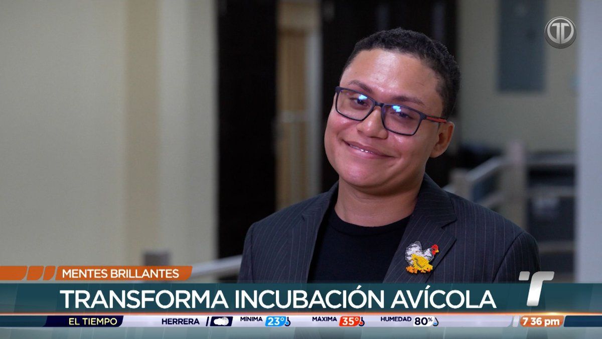 A young Panamanian entrepreneur showcasing an AI-powered poultry incubator used to hatch chicks at home