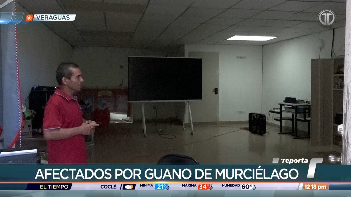 Parents outside a school in Veraguas concerned about sanitation and guano near classroom areas