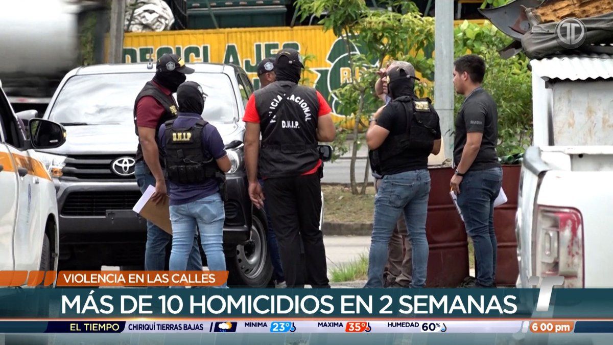 Security experts reviewing violent incident trends in Panama while discussing public safety strategies