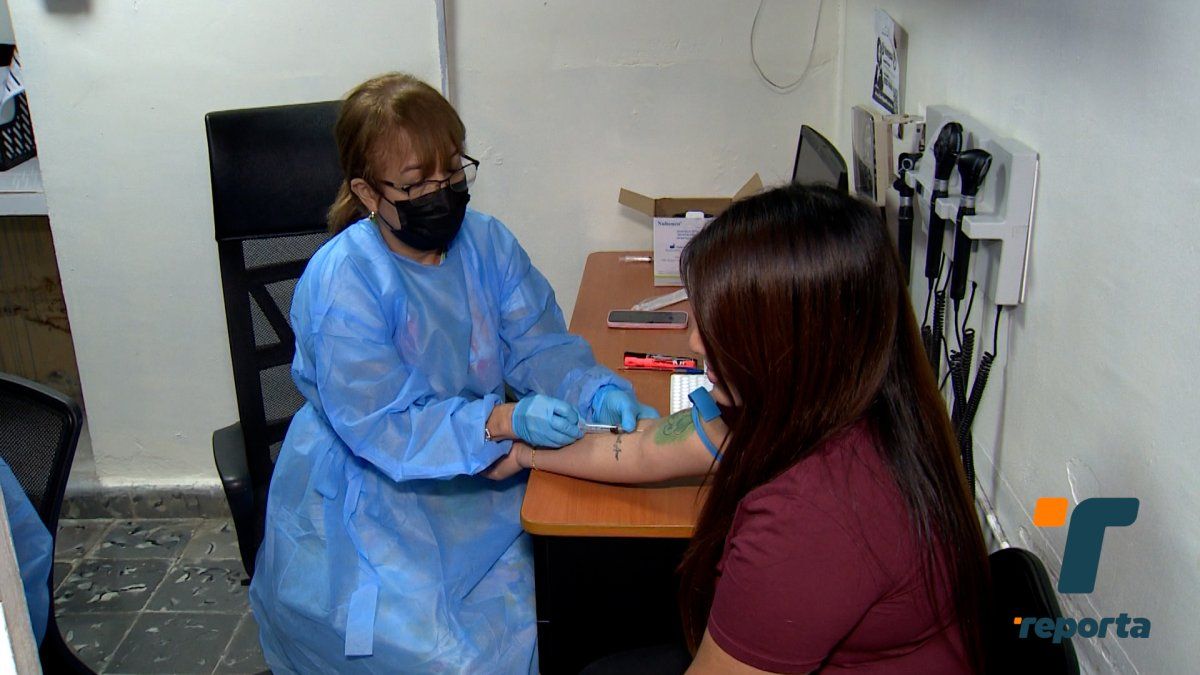 Food handlers waiting at a health center in San Miguelito during a Ministry of Health card issuance drive