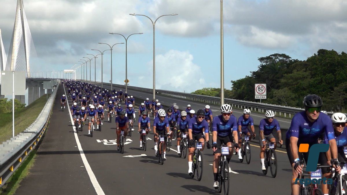 Cyclists riding in a long-distance road event in Panama, with a large group starting from Colón near the coast.