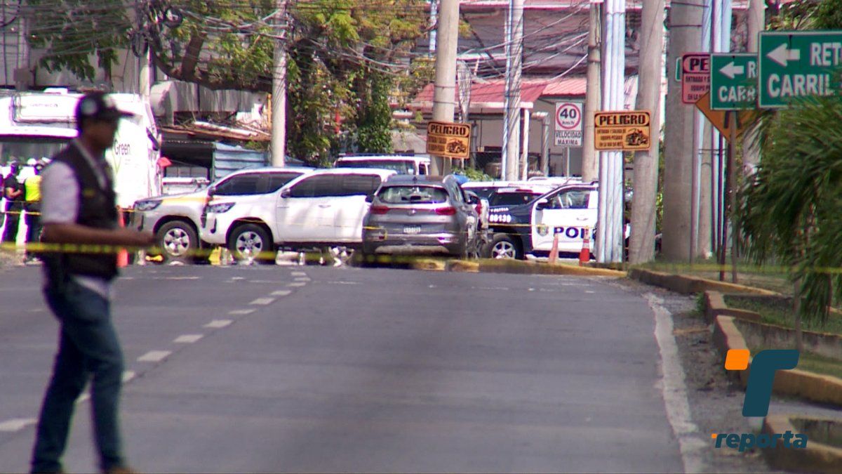 A police operation in a neighborhood street in El Chorrillo with officers present near residential buildings