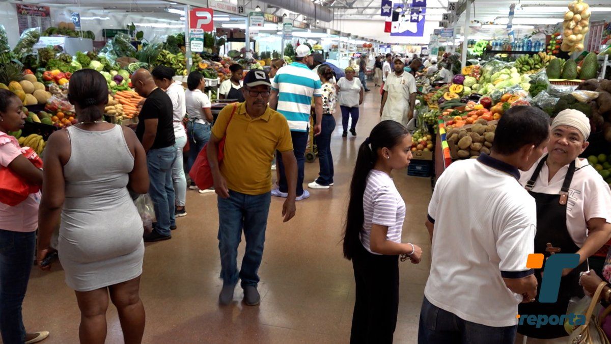 Shoppers browsing fresh tomatoes, onions, cucumbers and herbs at the San Felipe Neri Market in Panama City