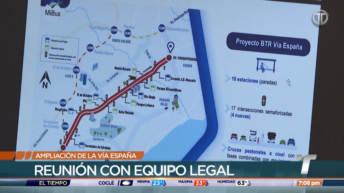 Residents and merchants gathered along Vía España in Panama City discussing opposition to a planned road expansion