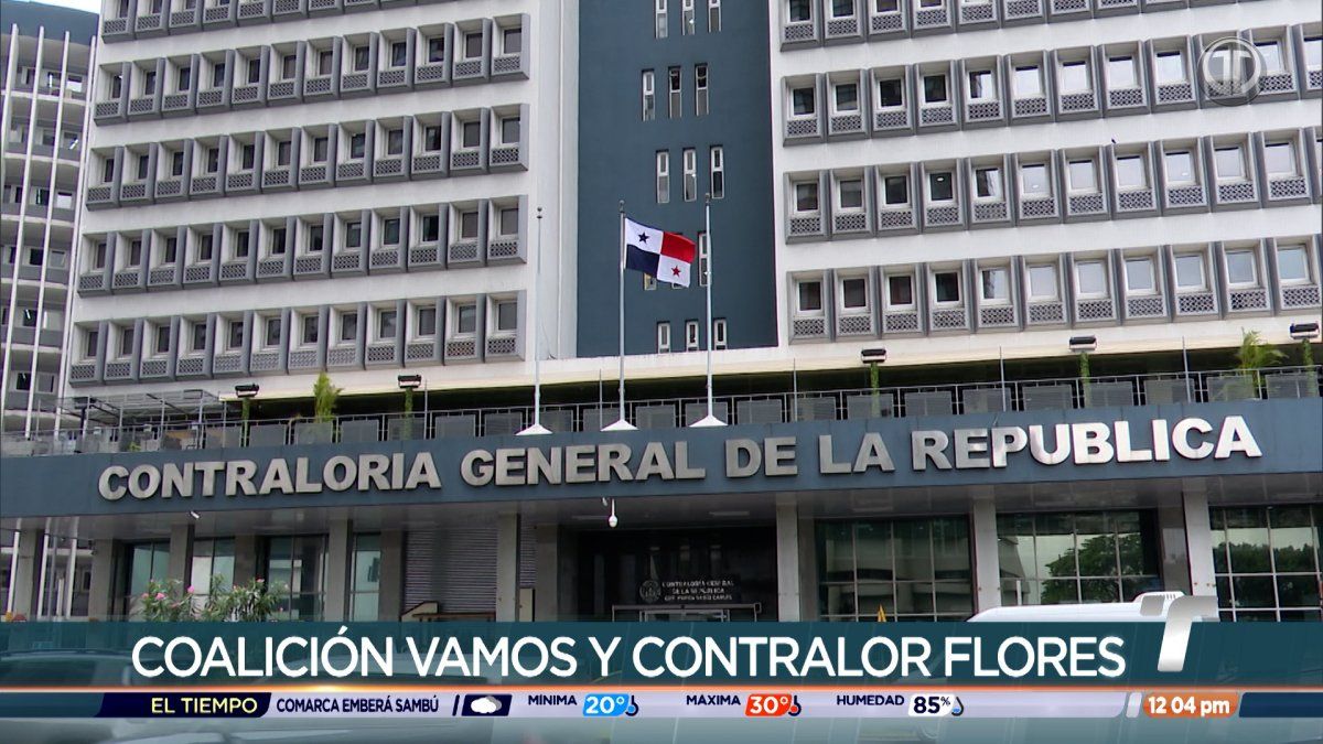 National Assembly building in Panama City with lawmakers discussing a payroll dispute