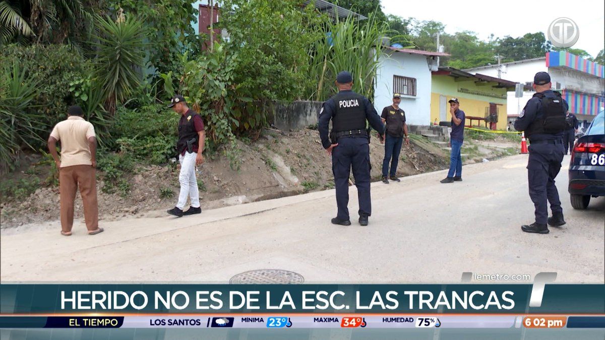Police vehicles near a school in San Miguelito after a shooting incident that left a student injured