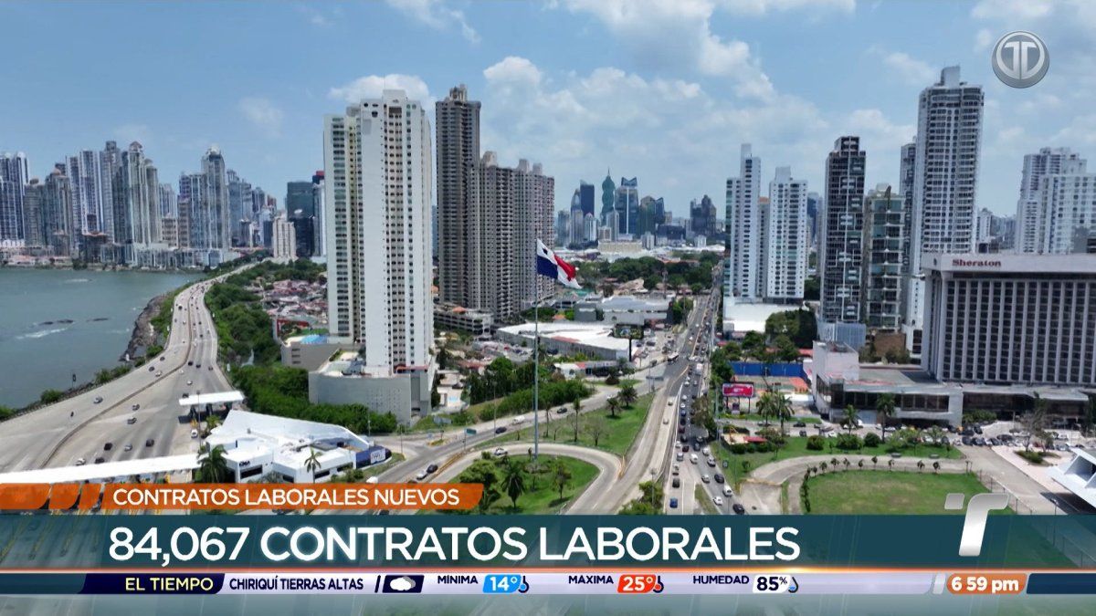 Workers and office buildings in Panama City, reflecting a stronger labor market and new job contracts