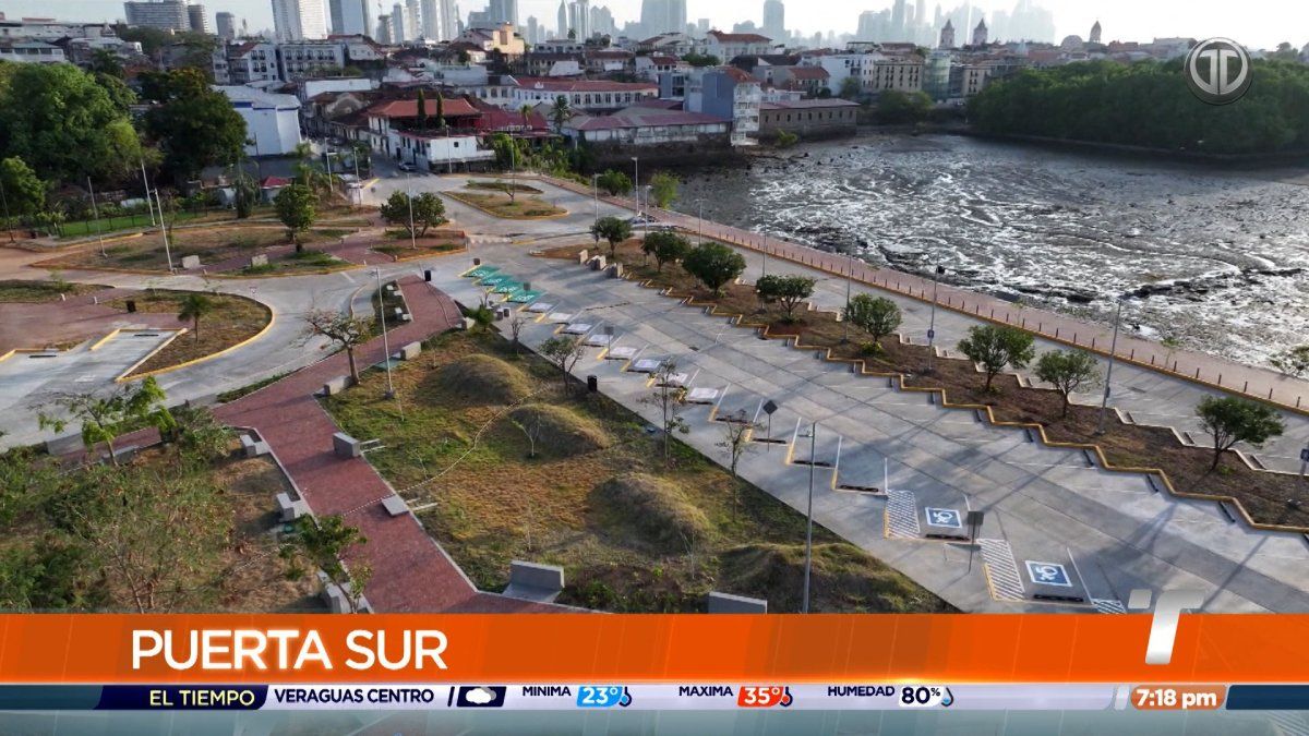 A parking area in Panama City’s Casco Antiguo with vehicles and historic buildings nearby