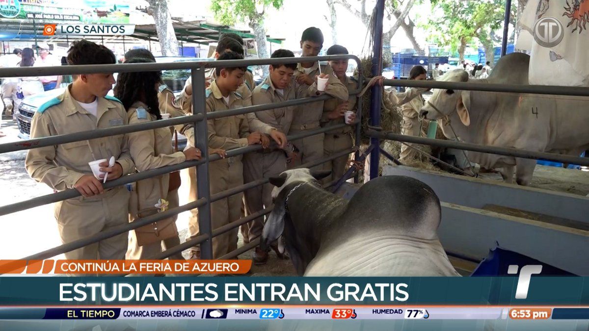 Students visiting livestock and agricultural exhibits at the International Fair of Azuero