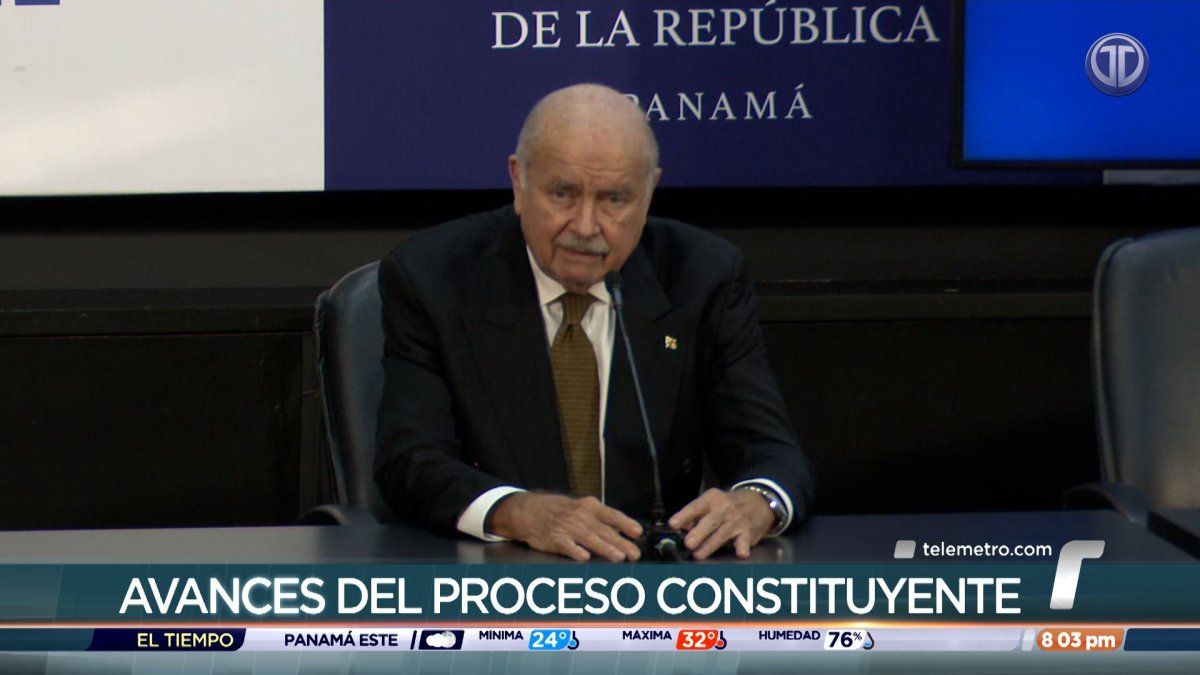 A public meeting or civic presentation in Panama about constitutional reform and government changes