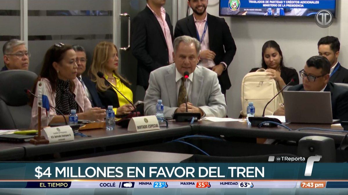 Officials discussing funding documents related to the Panama–David–Border train project in a government setting