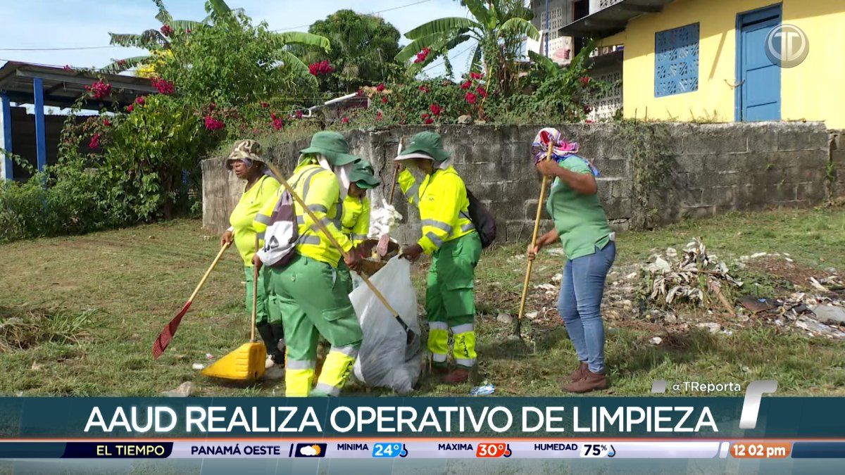 AAUD workers or sanitation crews cleaning streets and collecting waste in a Panama City neighborhood