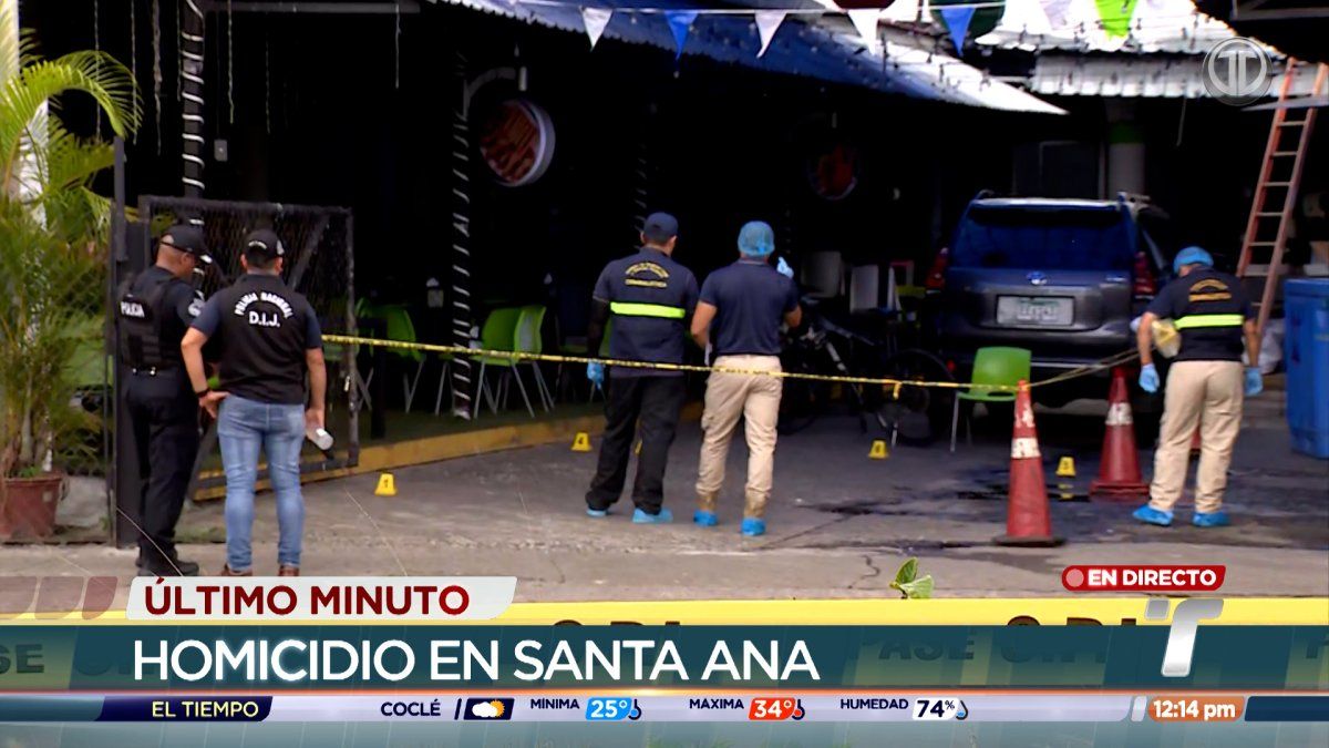 Police and forensic investigators working outside a business in Santa Ana after a fatal shooting in Panama City