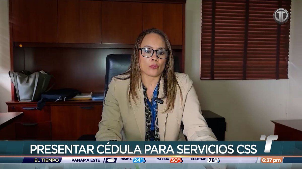 A person holding a Panamanian cédula in front of a social security office in Panama