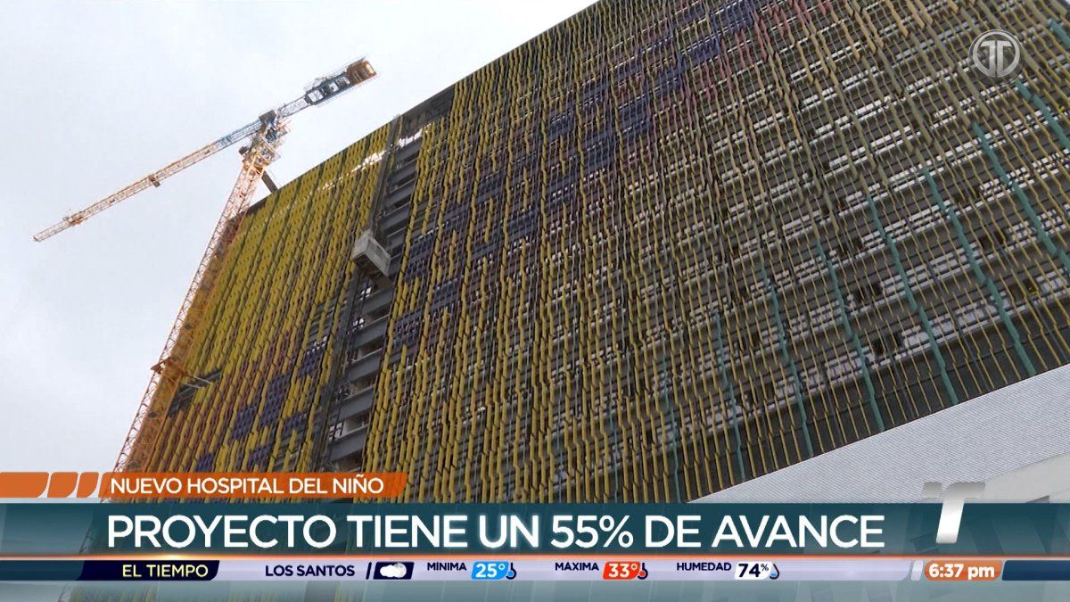 Construction workers and a presidential visit at the new Hospital del Niño building site in Panama