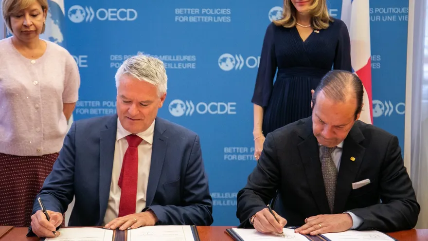 Officials from Panama and the OECD signing a cooperation agreement in a formal meeting room in Paris