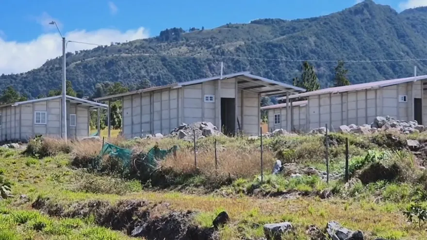Families affected by hurricanes discussing housing allocations and beneficiary selection in Panama