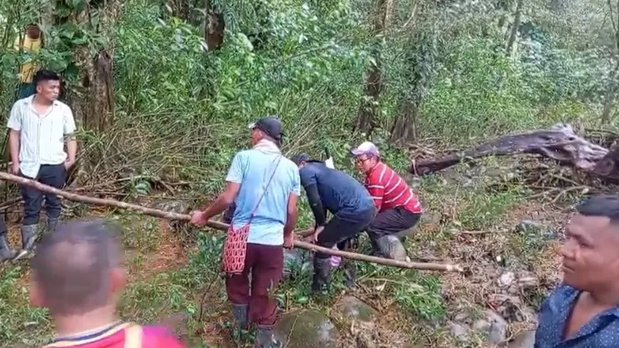 Neighbors searching near a stream in the Ngäbe Buglé comarca after a student was swept away by the current