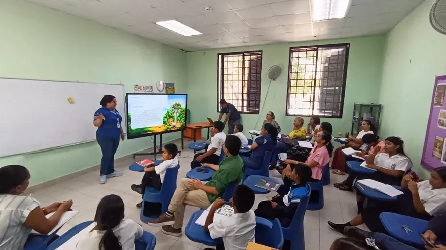 Teachers and students participating in an environmental education activity at a school in Coclé