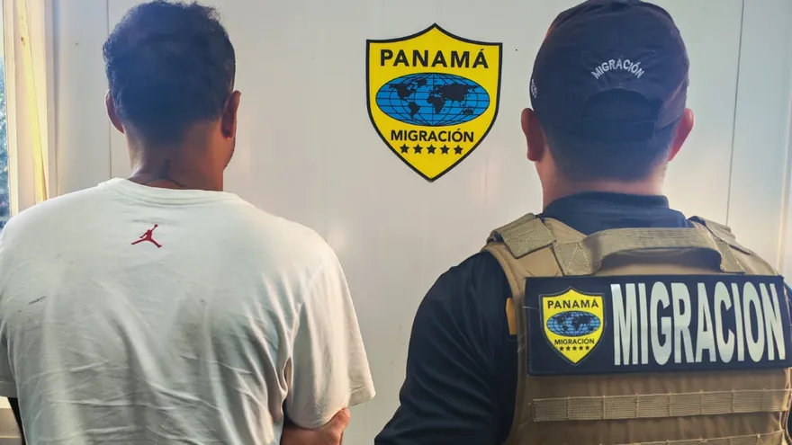 Security personnel inspecting travelers in Divisa, Panama, at a transit checkpoint