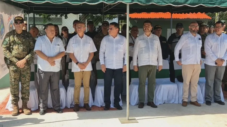Security officials discussing coordinated border crime prevention strategies near the Panama-Costa Rica border