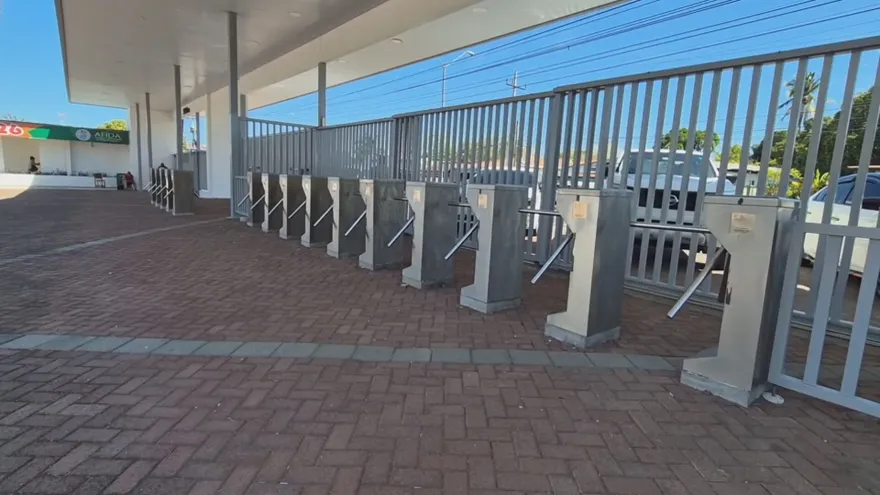 Entrance area of the International Fair of Azuero with turnstiles set up to manage visitor entry and a car displayed for a ticket raffle