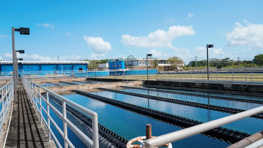 Technicians and equipment at a water treatment or pumping facility in Panama during maintenance work