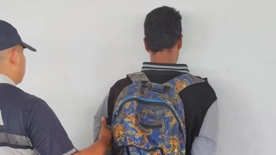 Police officers in Colón responding to a theft case and recovering computers near Calle 12 and Avenida Federico Boyd