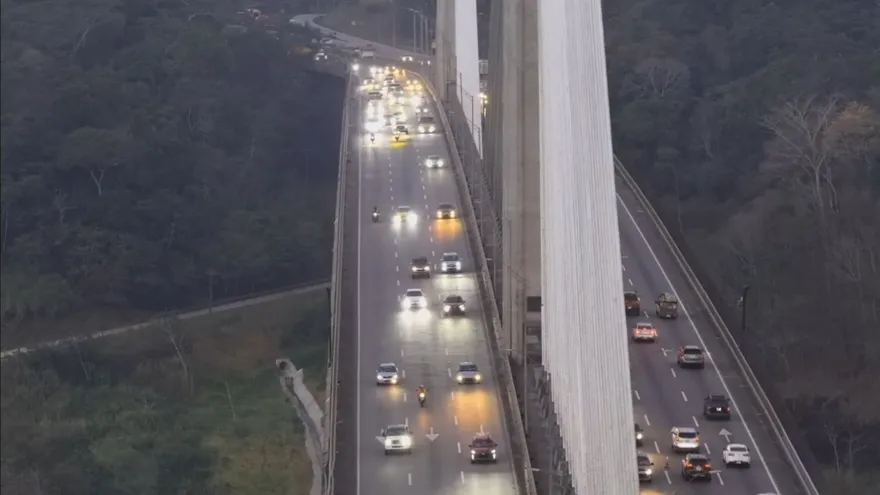 Heavy vehicles and commuter traffic moving along Vía Centenario in Panama City during daytime