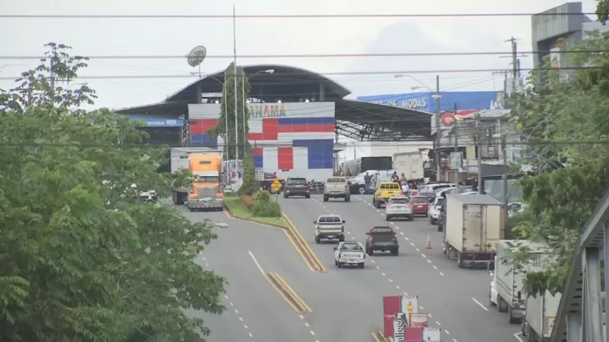 Security officials from Panama and Costa Rica discussing cross-border crime coordination near the shared frontier