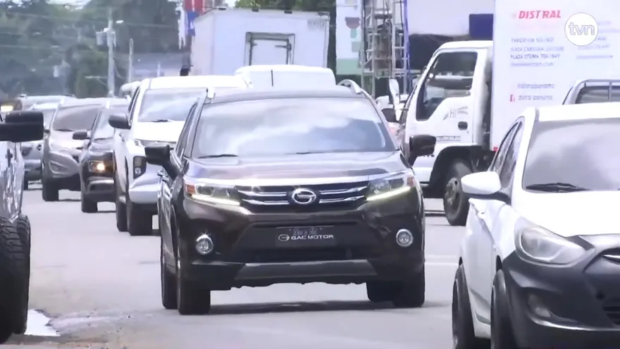 A driver using a smartphone in a vehicle, illustrating ride-hailing transport services in Panama