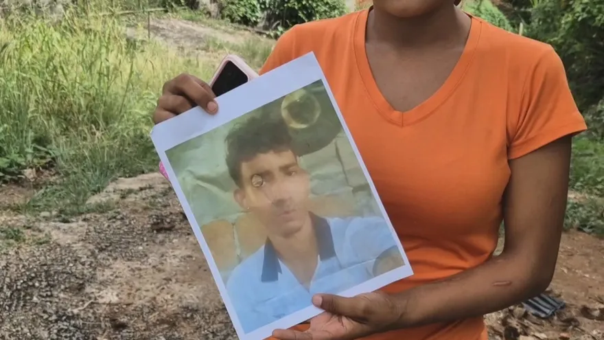 Family members and investigators in Panama Oeste near the area where a body was found in Veracruz after a La Chorrera disappearance