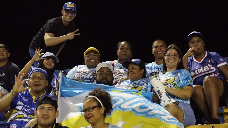 Baseball players competing in a Panama Major Baseball Championship game with fans watching in the stands