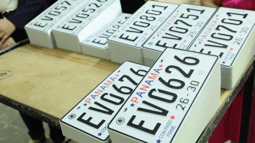 Public transport vehicles in Panama with a focus on administrative registration and license plate compliance