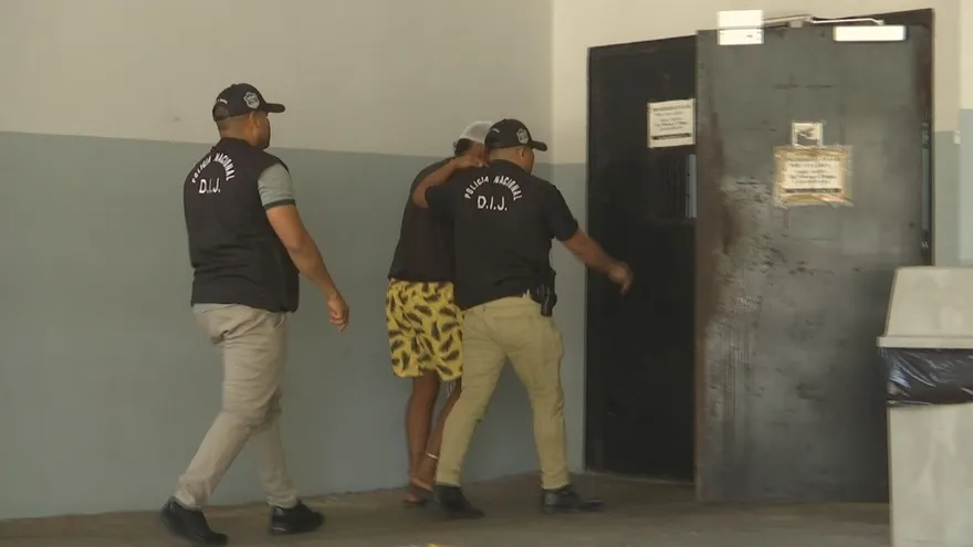 Court building entrance or judicial hearing area in Panama City where suspects appeared before a guarantee judge