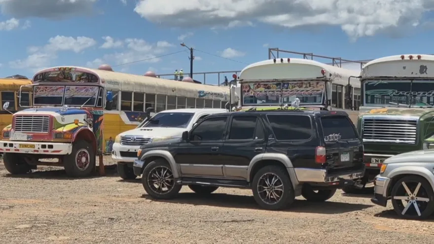 Transport buses and operators in Panama Oeste waiting along a roadside during a protest over subsidized diesel