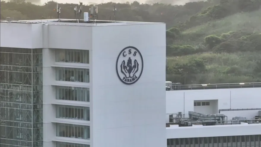 Panama Social Security Fund office building with workers and administrative documents related to pensions