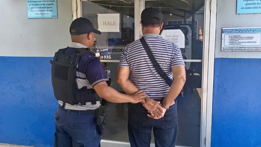 Police officers detaining a wanted man during an arrest operation in Chiriquí, Panama