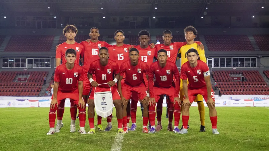 Panama Under-17 players training on a football pitch during a national team microcycle