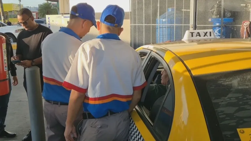 Taxi, bus and school transport drivers waiting in line to access a fuel subsidy in Azuero and Chiriquí