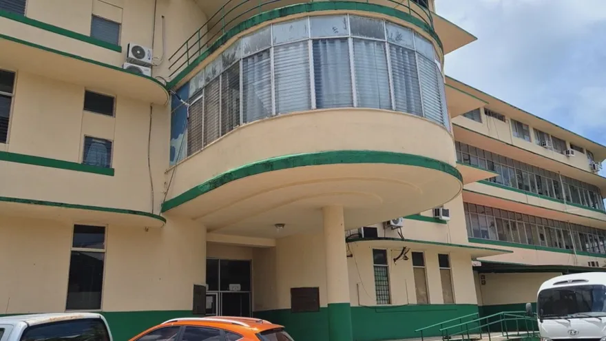 Police presence outside government offices in Colón after a robbery involving a Health Ministry worker