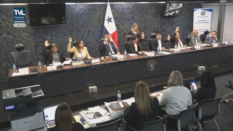 Panamanian lawmakers discussing decentralization reforms in the National Assembly