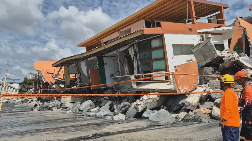 Waves hitting the shoreline at Malibu beach in Nueva Gorgona, with coastal structures near the water