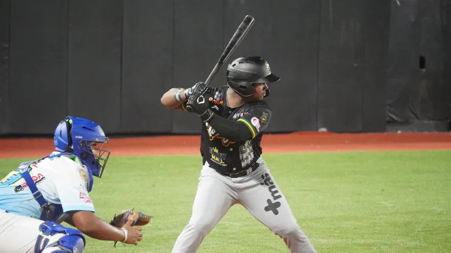 Baseball players and fans around a stadium during Panama's National Major Baseball Championship semifinal buildup