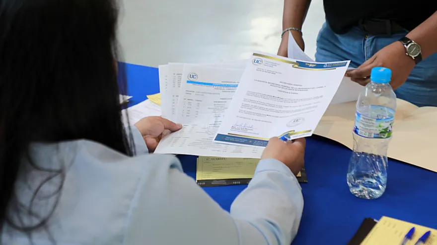 Students carrying documents to an Ifarhu office for university scholarship processing in Panama