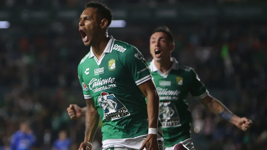 Panamanian football players in action during a Liga MX match, with national team and club football momentum in focus