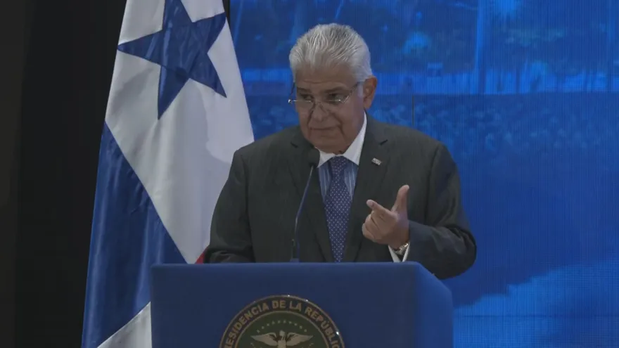 President José Raúl Mulino speaking at a Chamber of Commerce swearing-in ceremony in Panama
