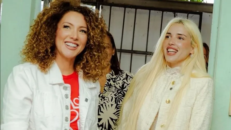 Elena Rose speaking and singing with children during a visit to an IPHE center in Panama
